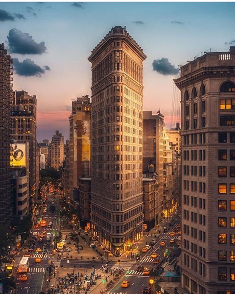 Views of the flatiron building. Tag someone you would watch the sunset with 📸 @bartblachnio Flatiron Building Nyc, Nyc Neighborhoods, Travel Life Hacks, Luxury Travel Destinations, Flatiron Building, East River, New York Photos, Visit New York, Wonderful Picture