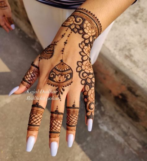 Mehandi Stylish Design, Mehndi Designs Behind Hand, Modern Mehndi Designs Back Hand Simple, Mahendi For Back Hands, Arebic Mahendi Designs Latest Back Hand, Mhendi Design Simple Back, Back Mahendi Design Latest Simple, Mehndi Designs Arebic Simple, Best Mehndi Designs Unique Back