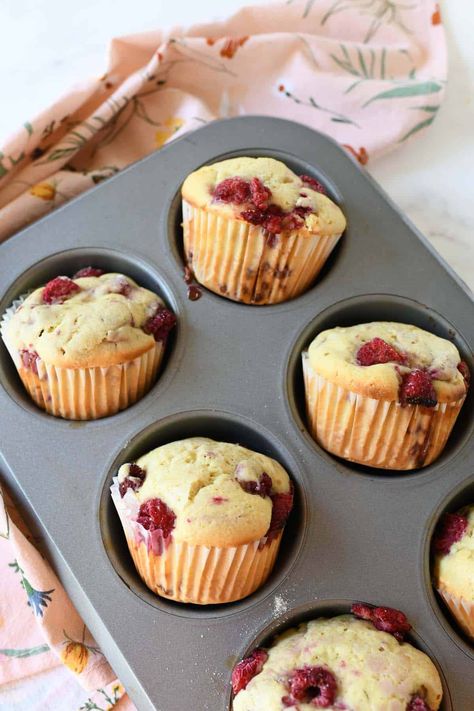 Jumbo Bakery Style Raspberry Muffins - Muffin Tin Recipes Raspberry Muffins Easy, Raspberry Muffin Recipes, Lemon Raspberry Muffins, Healthy Muffin, Tin Recipes, Muffins Easy, Yogurt Muffins, Jumbo Muffins, Raspberry Yogurt