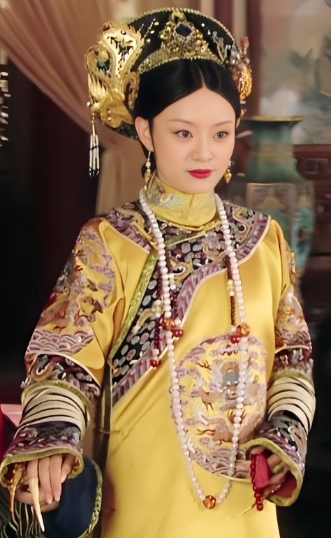 Court Attire, Drama Clothes, Qing Dynasty Fashion, Qing Dynasty Clothing, Zhen Huan, Empresses In The Palace, Chinese Fancy Dress, Empress Of China, Royal Clothes