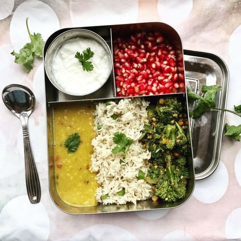 Lunch Box Recipes Indian, Tiffin Ideas, Indian Diet Recipes, Indian Images, Lunch Recipes Indian, Amazing Food Platters, Tiffin Recipe, Tiffin Box, Healthy Indian Recipes