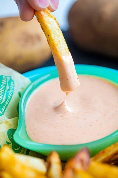 How to make restaurant-style fry sauce at home! This is a copycat of the fry sauce that originated in Idaho/Utah area. Fry Dipping Sauce, Prairie Kitchen, French Fry Sauce, Homemade Fries, Homemade French Fries, Crowd Pleasing Recipes, Fry Sauce, Honey Mustard Sauce, Best Selling Author