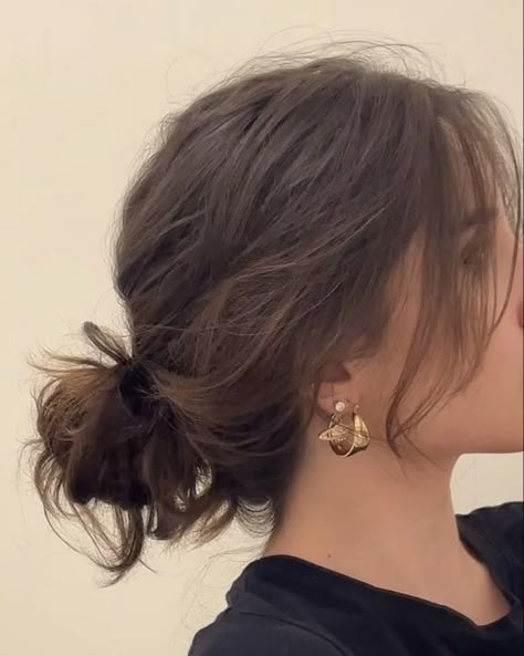 Easy Messy Bun, Messy Bun With Braid, قلادات متدلية, Hair Bun Tutorial, Messy Bun Hairstyles, Women's Hairstyles, Back To School Hairstyles, Messy Hair, Everyday Hairstyles