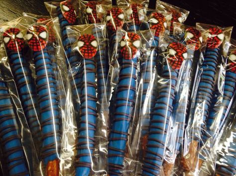 Spider Man Treat Bags, Spider Man Chocolate Covered Pretzels, Spider Man Birthday Snack Ideas, Spider Man Sweet Table, Spider Man Party Table Decor, Spiderman Chocolate Covered Pretzels, Spider Man Appetizers, Spiderman Pretzels, Spider Man Party Treats