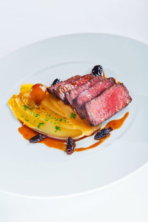 Tagliata di manzo with glazed shallots and morels - cottocrudo Lamb Loin Recipes, Chef Boyardee, Parmesan Risotto, Lamb Loin, Gourmet Food Plating, Dinner Delicious, Great British Chefs, Lamb Dishes, Fine Dining Recipes