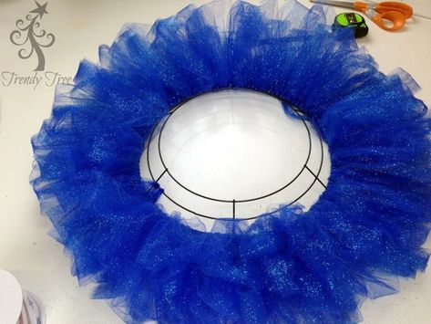 Glitter Tulle Wreath, Tule Wreath, Tulle Wreath Tutorial, Tulle Wreath Diy, Easy Burlap Wreath, Tulle Wreaths, Tulle Crafts, Summer Burlap Wreath, Diy Tulle