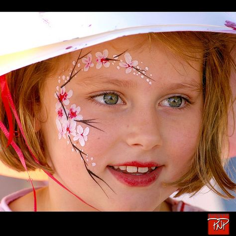 Flower Face Paint, Face Painting Flowers, Maquillage Halloween Simple, Kids Face Painting, Cheek Art, Girl Face Painting, Flower Face, Face Painting Easy, Kids Face Paint