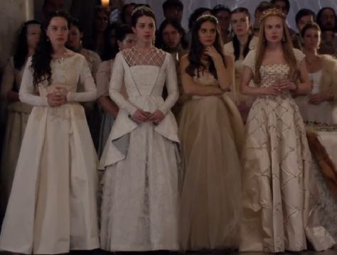 Lola, Mary, Kenna and Greer in cream-white dresses. Kenna Reign, Reign Outfits, Reign Cast, Lady Kenna, Reign Tv Show, Royalty Core, Reign Mary, Reign Fashion, Reign Dresses