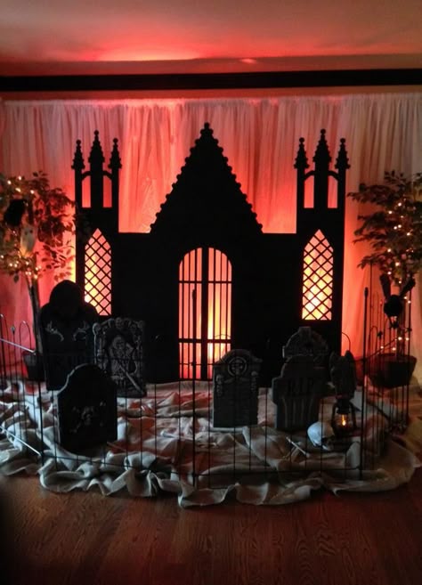 Storybook castle backdrop.. I mean seriously!! How cool is this? Could possibly do something like this around the front door? Just in case wind/rain - or sadly, snow. Porta Halloween, Fun Diy Halloween Decorations, Halloween Garage, Dekorasi Halloween, Castle Backdrop, Halloween Photo Booth, Halloween Dance, Halloween Backdrop, Halloween Spooktacular