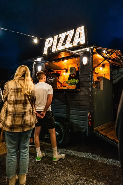 Pizza Horse Trailer, Horse Trailer Pizza Truck, Wedding Menu Food, Pizza Cart, Chicken Chowmein Recipe, Pizza Trailer, Tacos To Go, Burger Truck, Foodtrucks Ideas