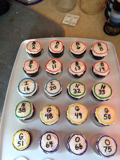 Bingo Cupcakes Ideas, Prize Table Display, Bingo Cupcakes, Bingo Party Decorations, Bingo Prize Ideas, Grandpa Birthday Cake, Ball Cupcakes, Bingo Casino, Prize Ideas