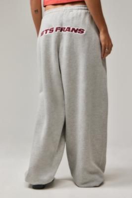 Super baggy track pants from iets frans... Cut from cotton jersey with an elasticated waistband, side pockets, a wide fit through the leg and cuffed hems. Complete with piping down the side and an appliqued logo to reverse. **Content + Care** \- 100% Cotton \- Machine wash **Size + Fit** \- Model is 171cm/5'7.5" and wearing size Small | iets frans... Harri Applique Joggers Pant - Grey 2XS at Urban Outfitters Iets Frans Joggers, Baggy Track Pants, Joggers Grey, Joggers Outfit, Un Logo, Lifestyle Brands, Jogger Pants, Track Pants, Piping