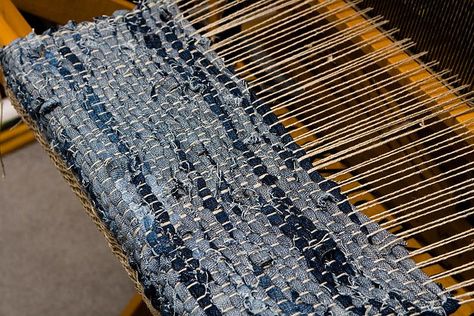 Denim Weaving by LollyKnit, via Flickr, un telar con tiras de un viejo jeans Denim Weaving, Make A Rag Rug, Denim Rag Rugs, Jeans Recycle, Denim Quilts, Rag Rug Tutorial, Braided Rug Diy, Denim Scraps, Denim Rug