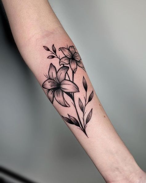 Tatuagem blackwork: 40 ideias para quem ama uma tattoo tradicional Flower Gap Filler Tattoo, Black Work Flower Tattoo, Small Blackwork Tattoo, Dark Flower Tattoo, Blackwork Flowers, Simple Leg Tattoos, Men Flower Tattoo, Cool Tattoos For Girls, Flor Tattoo