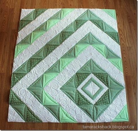 Blanket Upcycle, Fmq Designs, Quilt Sofa, Simple Quilts, Border Ideas, Freemotion Quilting, Quilt Modernen, Half Square Triangle Quilts, Free Motion Quilt Designs