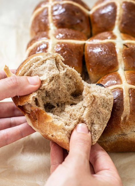 Soft Hot Cross Buns Recipe, Homemade Hot Cross Buns, Savoury Buns Recipe, Best Hot Cross Buns Recipe, Sourdough Hot Cross Buns Recipe, Hot Crossed Buns Recipe, Sourdough Hot Cross Buns, Hot Cross Buns Recipe Easy, Easter Bakes