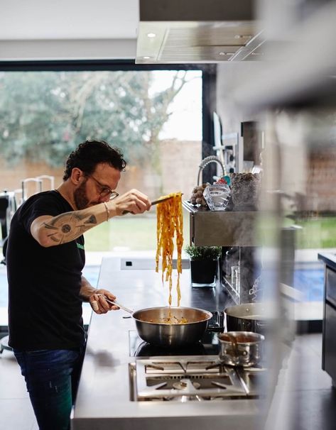 To give you some food for thought, we took a sneaky peek behind closed doors to see what a Michelin starred Italian chef uses himself at home... Chef Kitchen Home, Garlic Benefits, Garlic Uses, Man Cooking, Italian Chef, Chef's Kitchen, Chef Kitchen, Behind Closed Doors, Top Kitchen