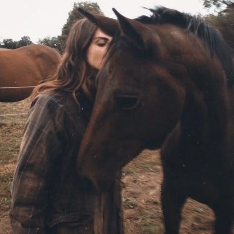 Mountain Living Aesthetic, Heartland Aesthetic, Maddie Core, Horse Lifestyle, Horse Girl Aesthetic, Ranch Girl, Cowboy Books, Sky Ranch, Foto Cowgirl