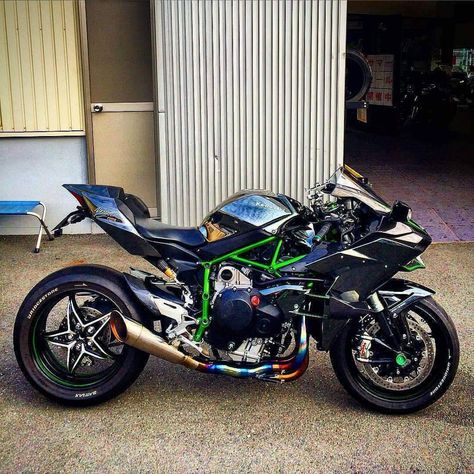 motorcycles page/my instagram @chairellbikes4life — Ninja H2 Owner?? #H2#H2R#KAWASAKI... Kavasaki 1000 Ninja H2r, H2r Kawasaki, Kawasaki Bike, Motorcycle Kawasaki, Ninja H2r, Kawasaki H2, Motorcycle Storage, Kawasaki Motorcycle, Kawasaki Bikes