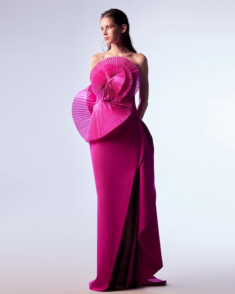 High End Fashion Outfits, Dress With Organza, Pleated Organza, Marchesa Couture, Straight Cut Dress, Long Outfit, Fuchsia Dress, Midi Dress Style, Cut Dress