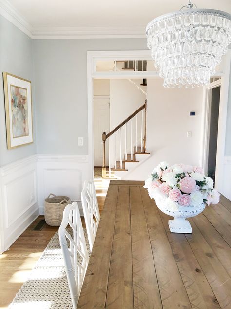 Cape Cod Style Dining Room, Pale Blue Dining Room, Light Blue Home Interior, Living Room Decor Light Blue Walls, Blue Walls Dining Room, Light Blue Dining Room, Light Blue Farmhouse, Light Blue Living Room, Simple Centerpiece