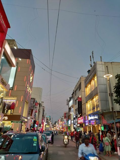 A Sunday evening stroll at Commercial Street of Bangalore ❤️ Bangalore Evening, Commercial Street Bangalore, Bangalore Street, Bangalore Days, Bangalore City, India Travel Places, Commercial Street, Stylish Photo, Model House