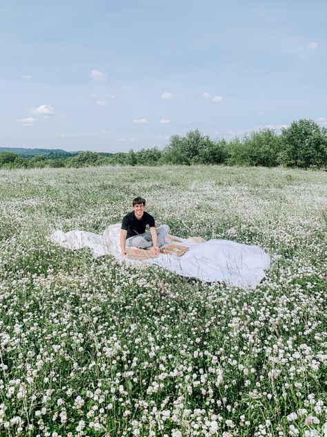 picnic date in a field Garden Date Aesthetic, Flower Date Aesthetic, Spring Dates, Flower Picking Date, Botanical Garden Date Aesthetic, Couple In Flower Field Aesthetic, Flower Feild Pics Couple, Dream Life Goals, Spring Date