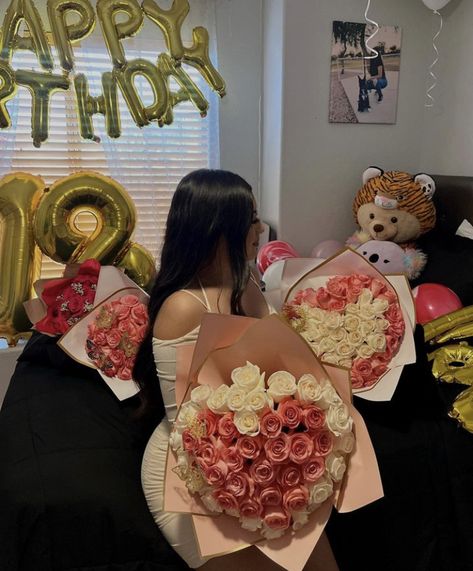 Latina Birthday, Birthday Pictures With Roses, Rose Bouquet Photoshoot, Ramo Pictures, Rose Bouquet Birthday Photoshoot, Big Bouquet Of Flowers Birthday, Big Bouquet Of Roses Birthday, Big Bouquet Of Roses Aesthetic, Vintage Disney Art