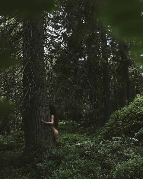 Nude Aesthetic Photoshoot, Green Witch Aesthetic, Nature Goddess, Nature Photoshoot, Forest Photos, Forest Bathing, Forest Photography, Witch Aesthetic, Wild Woman