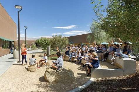 How to Create Outdoor Learning Environments that Benefit Students -- Spaces4Learning Outdoor Teaching Space, Student Outdoor Space, Outdoor Classroom Design Learning Spaces, Elementary School Outdoor Classroom, Outdoor Learning Spaces Elementary, Outdoor Community Space, Outdoor Classroom Design, Elementary School Projects, California Outdoor