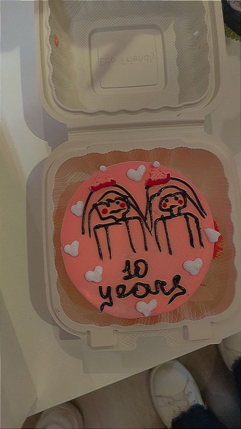 Friend Anniversary Cake, Friendship Anniversary Cake, 10 Years Anniversary Cake, Bff Cake Ideas Best Friends, Bff Cake, Friendship Cake, Friendship Anniversary, Friend Anniversary, Ten Year Anniversary