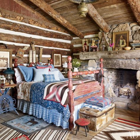 Ralph Lauren's COLORADO GUEST CABIN BEDROOM Ralph Lauren Home linens mix with antique and vintage bedding on the cabin’s 1870s cannonball bed; a circa-1900 hooked rug and two ’20s Navajo rugs are on the floor. Rustic Italian Home, Colorado Ranch, Cabin Bedroom, Guest Cabin, New York Homes, Cabin Interiors, Cabin Living, Cabin Style, Cabin In The Woods