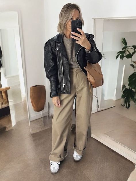 mom outfits Modern Mom Outfits, Cool Mom Outfits, Casual Mom Outfits, Cute Mom Outfits, Outfits To Recreate, Stylish Mom Outfits, Trendy Mom Outfits, Outfits Mom, Mom Clothes