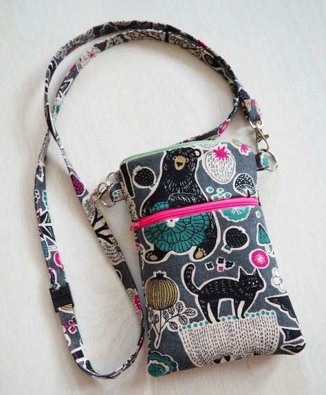 DIY: Pussukka tuplavetoketjulla | Punatukka ja kaksi karhua | Bloglovin’ Sew Wallet, Handbag Sewing Patterns, Cell Phone Bag, Girly Shoes, Couture Sewing, Sewing Skills, Fabric Bags, Sewing Accessories, Sewing Bag