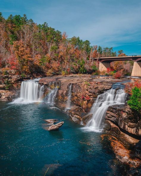 Whether you live for the floral blooms of Spring or the colorful splendor of Autumn leaves, there's never a bad time to go for a scenic drive — especially if you’re in a place overflowing with unique and lush landscapes. Vast forests and bluffs showcase the vibrant colors of the seasons perfectly in The Heart of Dixie, and you can catch all the action on one particular scenic drive in Alabama. These eleven miles along AL Highway 176 will give you views for days, and you’ll want to make ... Little River Canyon Alabama, Heart Of Dixie, Ohio Waterfalls, Mills River North Carolina, Dunn’s River Falls Jamaica, Dunnellon Florida Rainbow River, Bridge Of Flowers Shelburne Falls, Alabama Vacation, Alabama Travel