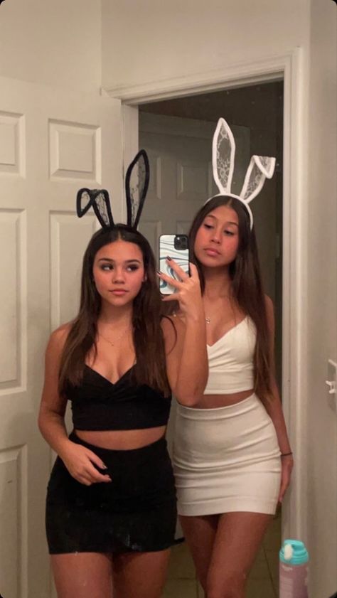 Halloween Costumes For Duos 2023, Simple Carnival Costumes, Halloween Outfit Inspo 2023, Hot Bunny Halloween Costumes, Halloween Inspo Duo, Bunny Custome Halloween, Outfit Carnevale, Halloween Costumes Two People, Halloween Costumes 4 Friends