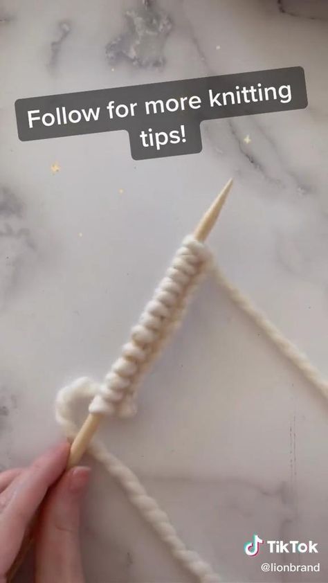 Knitting Tutorial Video, Tutorial Knitting, Cast On Knitting, Knitting Hacks, Knitting Stitches Tutorial, Knitting Basics, Beginner Crochet Tutorial, Beginner Knitting Patterns, Casting On