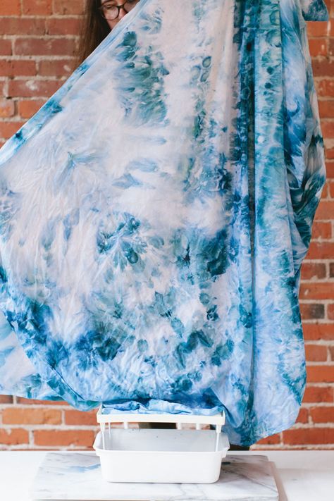 Marble Tie Dye Technique, Tie Dye Tapestry Diy, Diy Fabric Dye, Tie Dye Backdrop, Picnic Blanket Diy, Diy Shibori, Dye Projects, Bath Mat Diy, Flower Arranging Tutorial