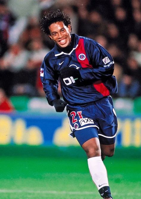 PSG Pictures That Go Hard no X: "https://t.co/XjsmAoscTh" / X Ronaldinho Skills, Paris Saint Germain Fc, Football Players Photos, Football Images, Football Icon, Football Tops, Epic Photos, Football Photos, Soccer World