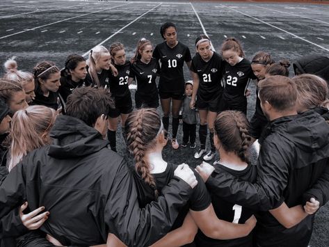 Kulti Mariana Zapata, Highschool Soccer, Mariana Zapata Aesthetic, Team Huddle, Soccer Aesthetic, Soccer Photography, Girls Football, Soccer Season, Soccer Life