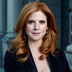 Q & A: Sarah Rafferty talks ‘Suits’, Her Theater Training and Advice to Actors Donna Suits, Meghan Markle Hair, Donna Paulsen, Sarah Rafferty, Suits Usa, Suits Tv Shows, Gabriel Macht, Harvey Specter, Braut Make-up