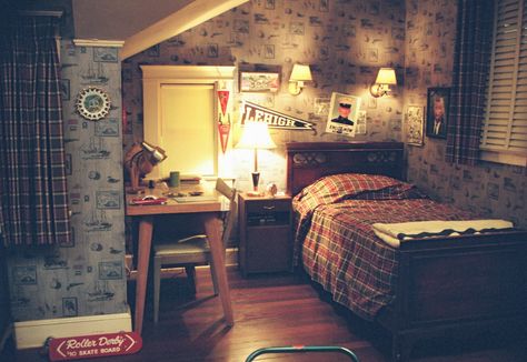 boys bedroom Rewind Movie, Boys Loft Bedroom Ideas, 00s Room, 80s Aesthetic Bedroom, Tomboy Bedroom, 90 Aesthetic, Bedroom 80s, Cool Boys Room, Childhood Bedroom