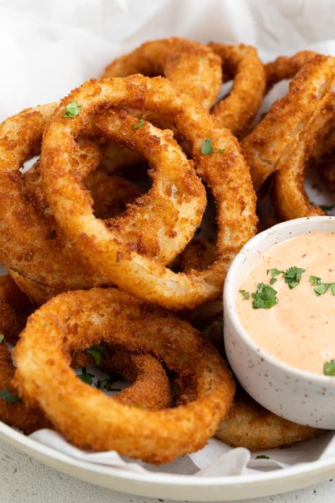 The quickest and easiest way to cook frozen onion rings is in the air fryer! This method takes just 10 minutes, and cooks up perfec onion rings every time. Onion Rings Air Fryer, Bloomin Onion Sauce, Frozen Onion Rings, Chicken Pasta Soup, Thai Coconut Chicken Soup, 40 Aprons, Bloomin Onion, Onion Sauce, Coconut Chicken