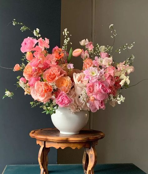 Symmetrical Flower Arrangement, Bold Floral Arrangements, Art Deco Floral Arrangements, Ombre Flower Arrangements, Restaurant Flowers, Luxury Flower Arrangement, Modern Wedding Flowers, Flower Arrangement Designs, Ikebana Flower Arrangement