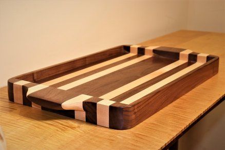 Serving Tray Diy Serving Tray, Wooden Platters, Wooden Serving Boards, Wooden Serving Tray, Diy Tray, Diy Wooden Projects, Wood Shop Projects, Wooden Serving Trays, Woodworking Projects That Sell