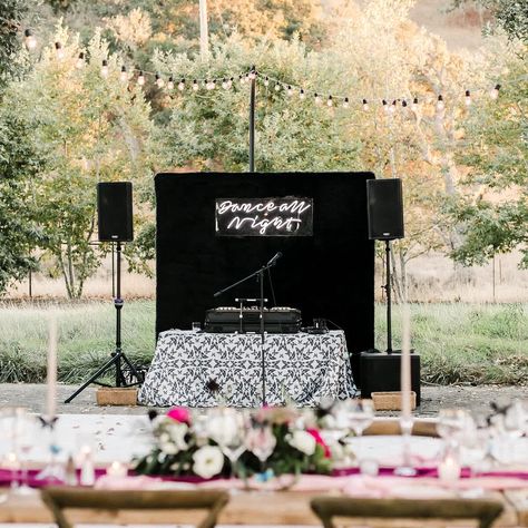 Dj Stage Wedding, Wedding Dj Table, Outdoor Wedding Lighting Ideas, Dj Backdrop, Wedding Dj Checklist, Photo Booths Ideas, Wedding Dj Booth, Diy Wedding Dj, Party Dance Floor