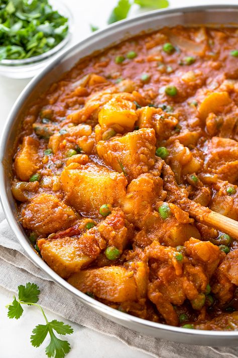 Potato And Pea Curry, Vegetarian Curry, Potato Curry, Tasty Vegetarian Recipes, Tikka Masala, Indian Food Recipes Vegetarian, Chicken Curry, Samosa, Meatless Meals