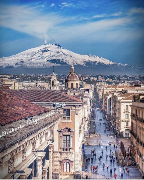 ✨ Ci troviamo in via Etnea, nel cuore di Catania, con l’Etna innevato che fa da maestoso sfondo. Un luogo dove la storia incontra la bellezza della natura siciliana, un incanto per chiunque passi di qui. 🇮🇹💙 ✨ We’re on Via Etnea, in the heart of Catania, with the snow-capped Mount Etna as a majestic backdrop. A place where history meets the beauty of Sicilian nature, enchanting everyone who passes by. 🇮🇹💙 #Catania #Sicilia #Etna #ViaEtnea #instalike #instamood #TravelGoals #Fotografia #i... Catania Italy, Mount Etna, Active Volcano, Baroque Architecture, Snow Caps, This City, Catania, Travel Goals, Volcano