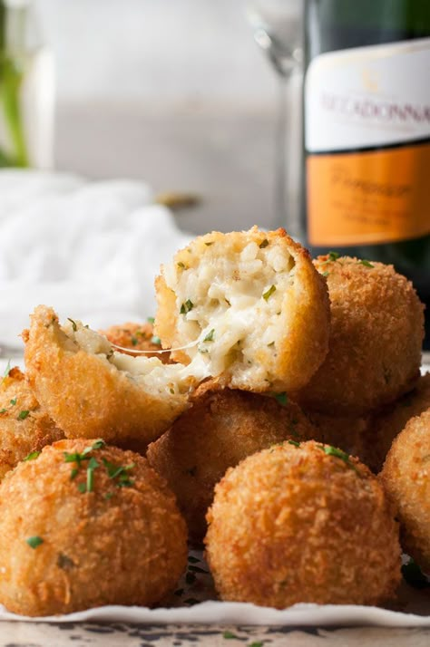 Cheesy Italian Arancini Rice Balls - Sensational for making ahead! Italian Arancini, Arancini Rice Balls, Arancini Balls, Arancini Recipe, Recipetin Eats, Classic Italian Dishes, Italian Appetizers, Rice Balls, Lunch Snacks