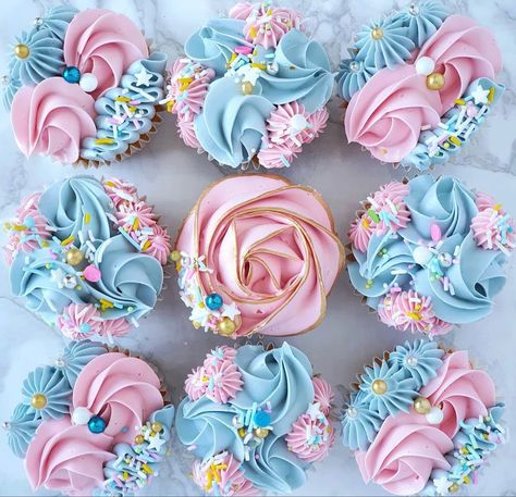 Gender Reveal Cupcakes, Pastel Cupcakes, Fancy Cupcakes, Cupcake Decorating Tips, Decorated Cupcakes, Blue Cupcakes, Holiday Cupcakes, Cupcake Cake Designs, Buttercream Cupcakes